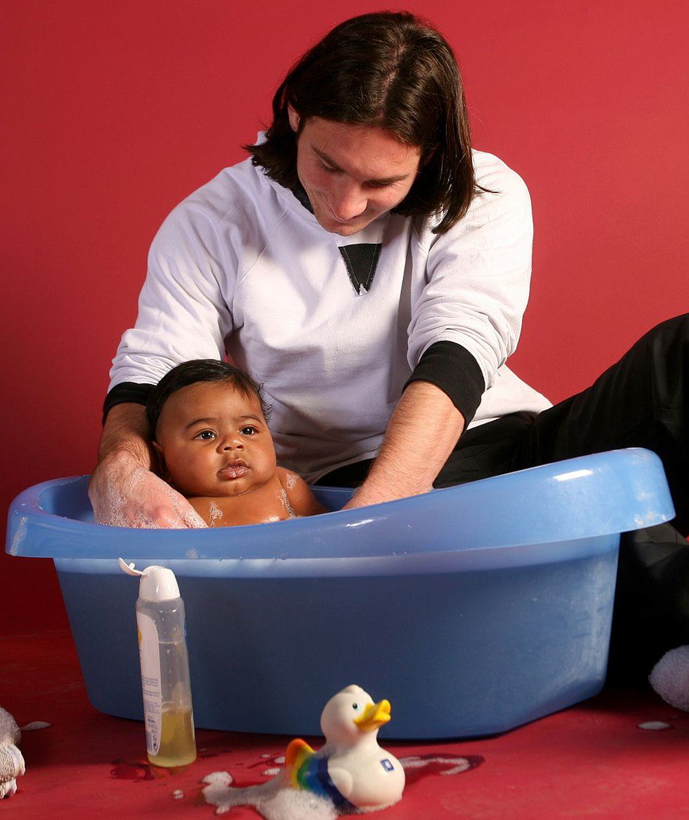 Indianinfoguide's tweet photo. 🚨Just look at the beautiful twist of fate- Lionel Messi was randomly paired with a 5-month-old baby after the baby’s family won a UNICEF raffle for a charity photoshoot while Messi played for Barcelona and that baby grew up to be Lamine Yamal.

Lamine would go on to become one of the brightest young stars in soccer, wear the same No. 19 Messi wore for the same team when that photo was taken, and now, nearly two decades later, could face Messi in a World Cup Final.