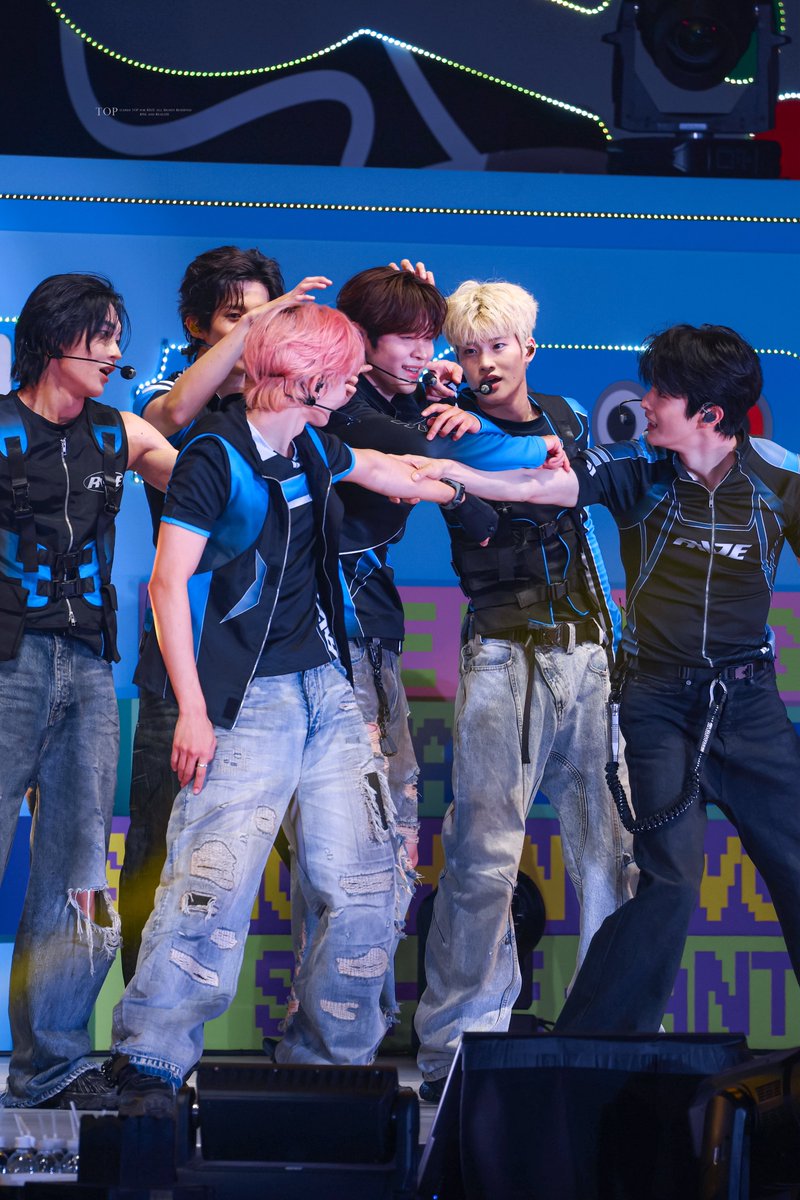 TOP_RIIZE's tweet photo. 260715 JAPAN FANMEETING RPG 東京

DAY1👾🎮💙 #RIIZE #라이즈 https://t.co/h4Jwhr4Gsh