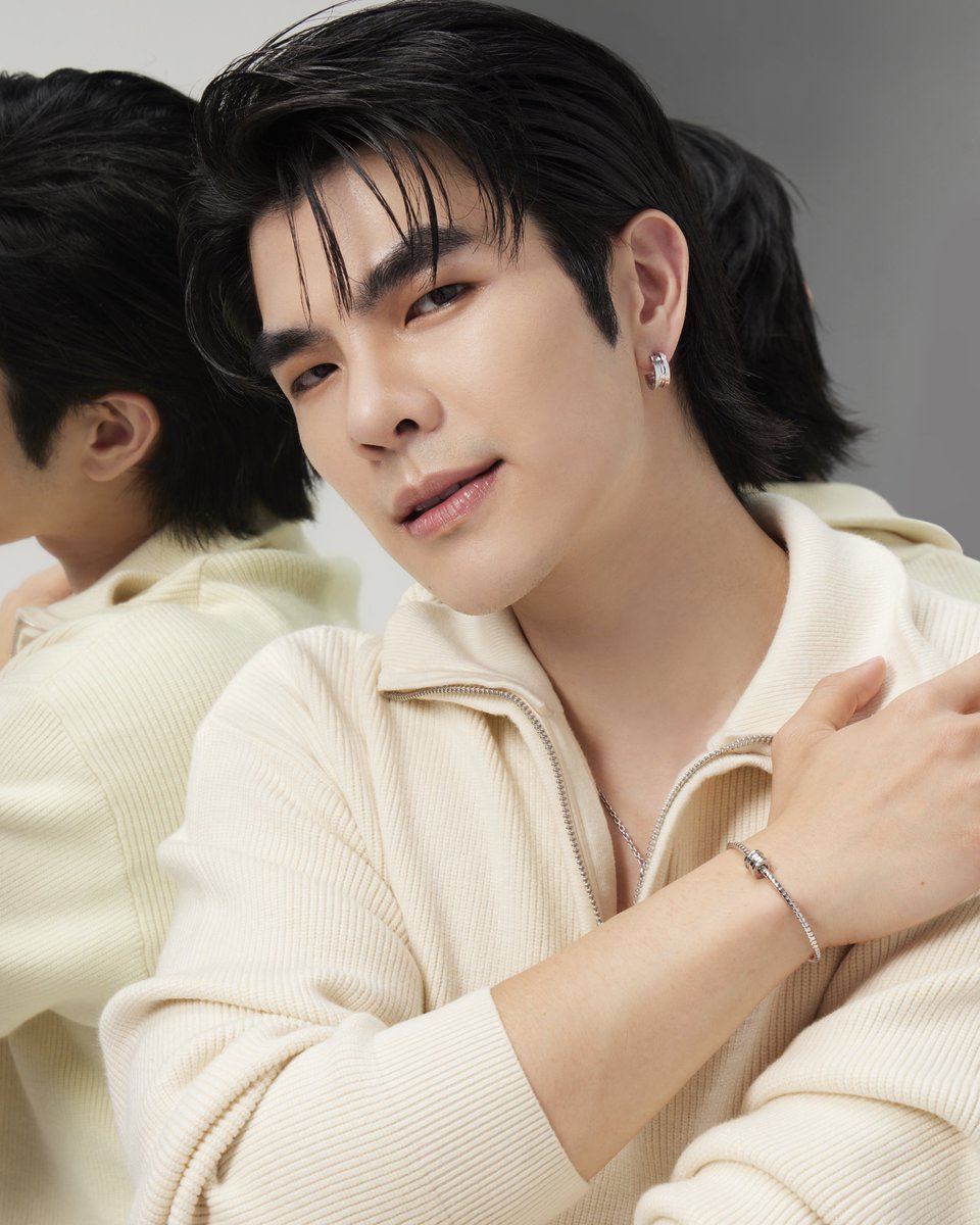 Siam_Paragon's tweet photo. Bvlgari นำเสนอแคมเปญใหม่จากคอลเลกชัน บี ซีโรวัน (B.zero1) พร้อมขยายขอบเขตแห่งสุนทรียศาสตร์และความร่วมสมัย ผ่านงานออกแบบอันประณีตละเอียดอ่อนในสไตล์ที่สามารถสวมใส่ได้ในทุกวัน โดยได้รับเกียรติจาก มาย-ภาคภูมิ (@milephakphum) ร่วมถ่ายทอดเรื่องราว สะท้อนเอกลักษณ์อันโดดเด่นของผลงานคอลเลกชันไอคอนิกของเมซงในครั้งนี้

มาย-ภาคภูมิ นำเสนอเสน่ห์ในสไตล์เรียบหรู โดยเลือกสวมสร้อยคอ ต่างหูประดับเพชรแบบกึ่งพาเว่ และแหวน จากคอลเลคชั่นบี ซีโรวัน ที่เติมความโดดเด่นด้วยกำไลข้อมือบี ซีโรวัน ดีไซน์ใหม่แบบทูโบกาส ทั้งหมดในวัสดุไวท์โกลด์ ก่อนปิดท้ายลุคด้วยนาฬิกาออคโต ฟินิสซิโม (Octo Finissimo) 37 มิลิเมตรที่มีตัวเรือนและสายไทเทเนียม สร้างลุคร่วมสมัยที่ดูมีพลังแต่เรียบง่าย

ค้นพบงานออกแบบอันเป็นเอกลักษณ์จาก BVLGARI ได้ที่ชั้น M และ ชั้น 1 สยามพารากอน

#Bvlgari #MilePhakphum #SiamParagon