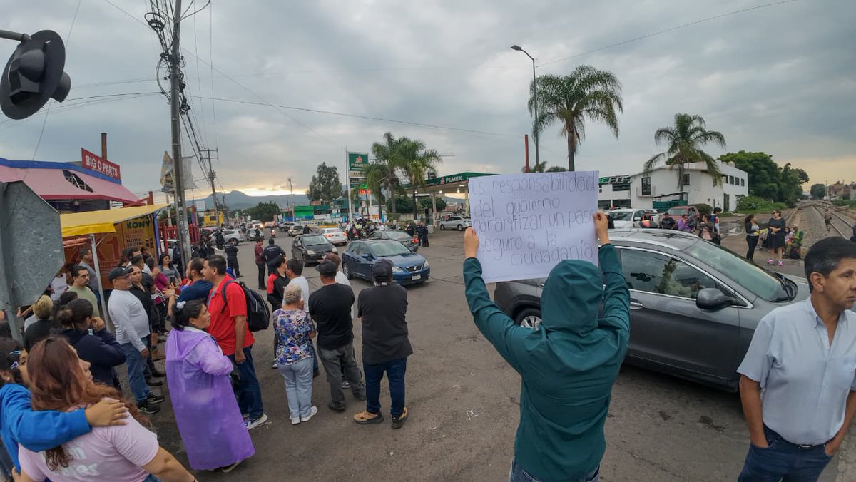 acueductoonline's tweet photo. #Morelia | MANIFESTANTES DEMANDAN PUENTE PEATONAL PARA CRUZAR EL TREN
https://t.co/Voscm6FKkq
Imagen ACG https://t.co/CTW3wT5c80