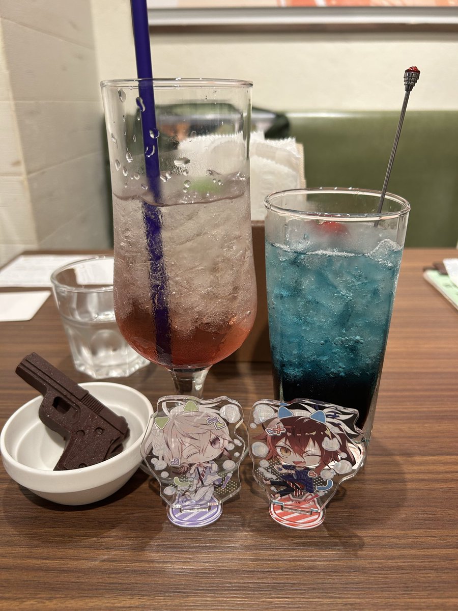 s40mi93's tweet photo. 本日もカラマリコラボのオトメイトガーデンに来ました♪
特典カードは妹が推しの尊君とサブで1番好きだった冴木君にしたよ。
ドリンクは岡崎さんとゼロのソーダアルコール入りをチョイス。 https://t.co/IU4sgHN9Ua