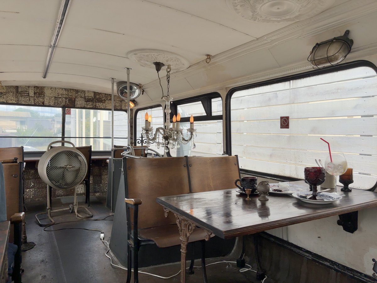 yosio831's tweet photo. 岡山市楢津にある二階建てバスのカフェレストラン「モンタギュー」☕️
海外のレトロバスの店内はアンティークそのもの！一階で会計して二階が客席。
グラスが大きくて味がある〜！ランチのグリーンカレーやドリアも美味しい✨
提供はゆっくり、時間あるときにどうぞ。 https://t.co/mXuis49WZV