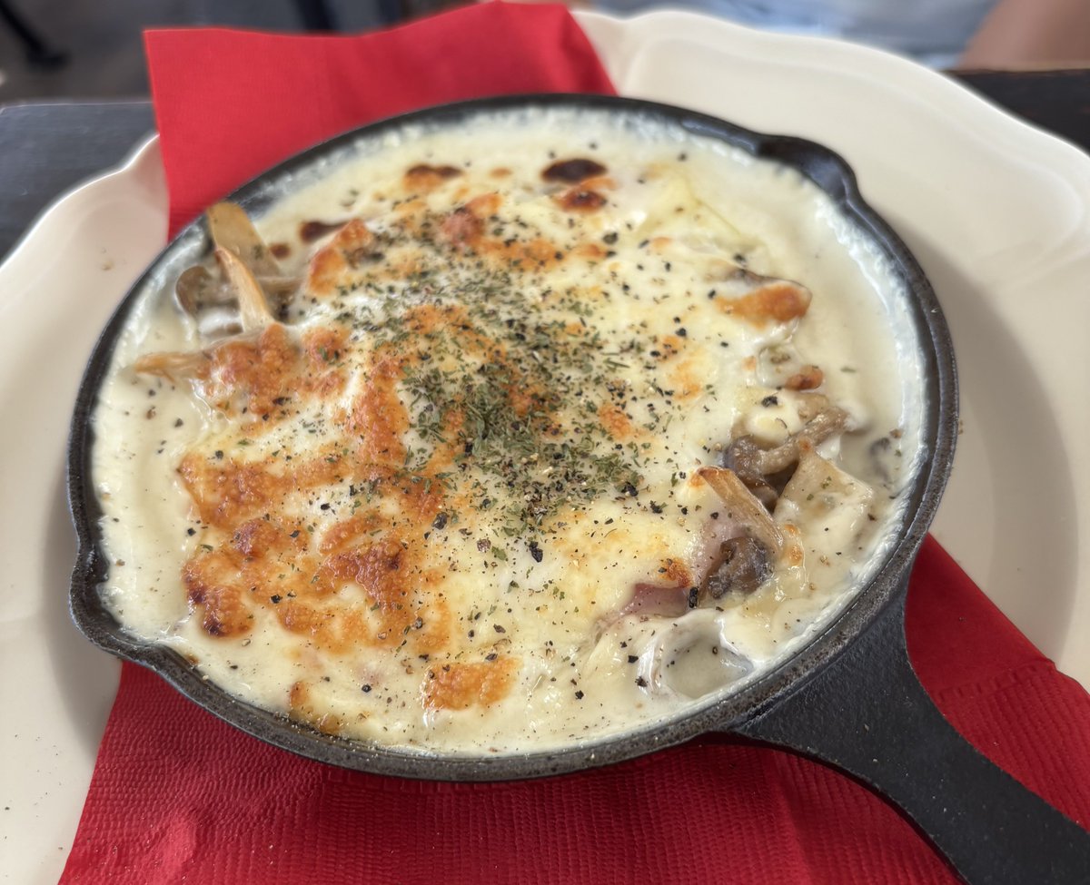 yosio831's tweet photo. 岡山市楢津にある二階建てバスのカフェレストラン「モンタギュー」☕️
海外のレトロバスの店内はアンティークそのもの！一階で会計して二階が客席。
グラスが大きくて味がある〜！ランチのグリーンカレーやドリアも美味しい✨
提供はゆっくり、時間あるときにどうぞ。 https://t.co/mXuis49WZV