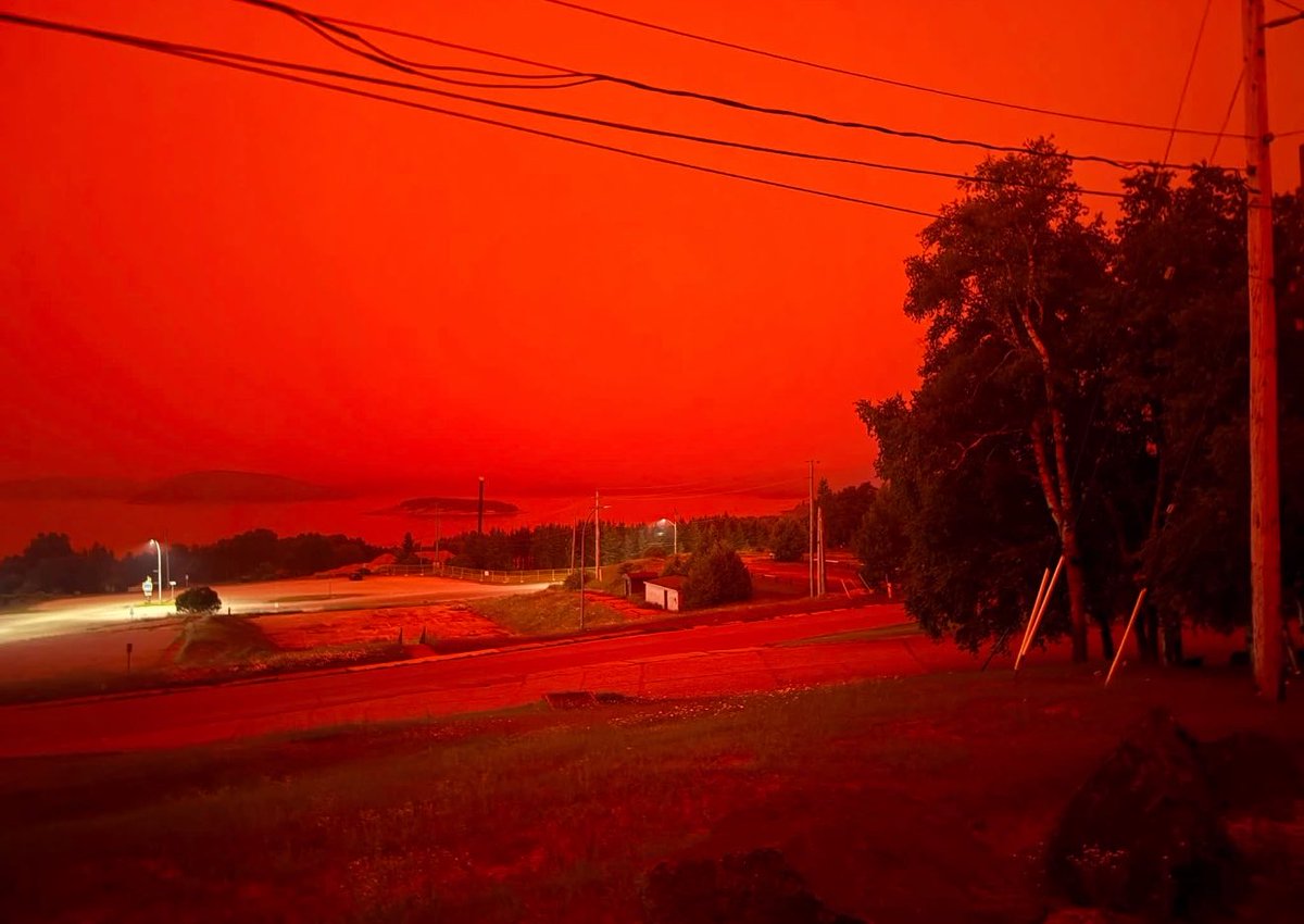 MadelnCanada's tweet photo. Apocalyptic feel from the smoke of the forest fires in Ontario 🤯 https://t.co/1bJPUa7U1F
