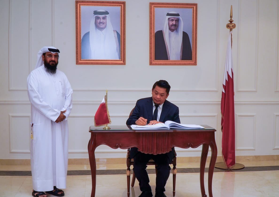 MalaysiaMFA's tweet photo. ° On 15 July 2026, Deputy Foreign Minister Dato Lukanisman Bin Awang Sauni visited the Embassy of the State of Qatar in Putrajaya to sign the Condolence Book opened following the passing of His Highness the Father Amir of Qatar, Sheikh Hamad bin Khalifa Al Thani, and to convey the Government of Malaysia’s deepest condolences.
 
° May Allah SWT bestow upon the late Father Amir, His Highness Sheikh Hamad bin Khalifa Al Thani, with His infinite mercy and admit his soul among the righteous in Jannatul Firdaus.
 
° Our thoughts and prayers are with His Highness the Amir, Sheikh Tamim bin Hamad Al Thani, the esteemed members of the Al Thani family, and all the people of Qatar as they mourn this immense loss.

🇲🇾🤝🇶🇦

#WismaPutra #Belasungkawa #Condolences #HubunganDuaHala #MalaysiaQatar #BilateralRelations #MalaysiaCWC #DiplomasiMADANI #TaatSetia