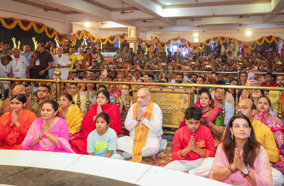 AmitShah's tweet photo. श्री जगन्नाथ रथयात्रा के पावन अवसर पर अहमदाबाद स्थित श्री जगन्नाथ जी मंदिर की मंगला आरती में सम्मिलित होकर महाप्रभु का आशीर्वाद लिया। भक्ति व आस्था से ओतप्रोत यह क्षण सदैव विशेष अनुभूति देता है।

महाप्रभु श्री जगन्नाथ से प्रार्थना है कि वे सभी पर अपनी कृपा बनाए रखें।

जय जगन्नाथ! https://t.co/6BhhGsAUdH