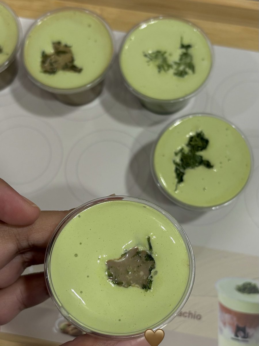 yearendsale_'s tweet photo. kemaren coba free tester yang triple dubai pistachio chocolate enak bgt menurutku... nyoklat creamy nutty gurih beuhh, keknya ntar harus ke tomoro buat coba full sizenya😭👍 https://t.co/jCmQaCPmos