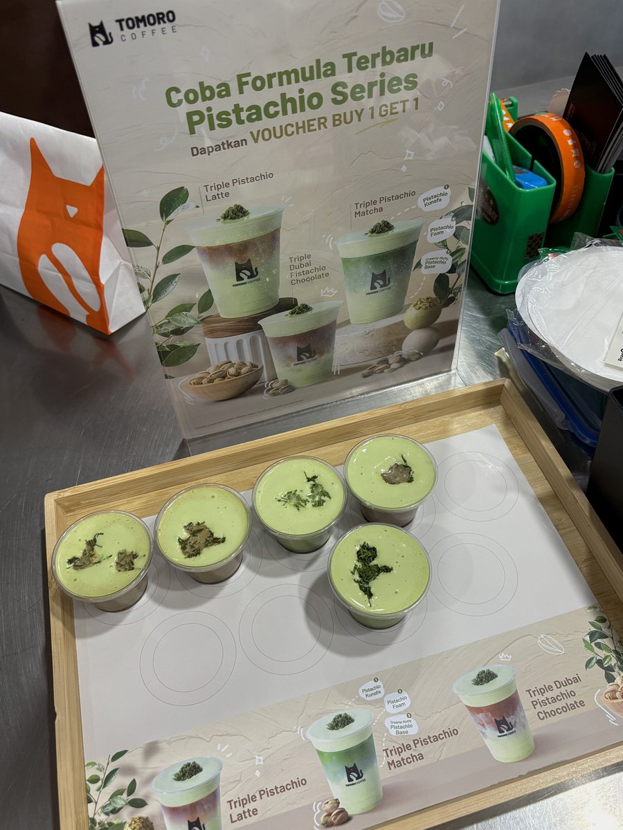 yearendsale_'s tweet photo. kemaren coba free tester yang triple dubai pistachio chocolate enak bgt menurutku... nyoklat creamy nutty gurih beuhh, keknya ntar harus ke tomoro buat coba full sizenya😭👍 https://t.co/jCmQaCPmos