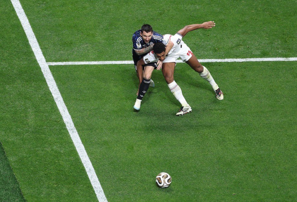 ahyyRL's tweet photo. JUST ANNOUNCED BY @FIFAcom/@FIFAWorldCup IF YOU PLAY FOR ARGENTINA 🇦🇷 YOU CAN PUT PLAYERS IN CHOKE HOLDS WITH NO PENALTY https://t.co/p5KT4fO9TB