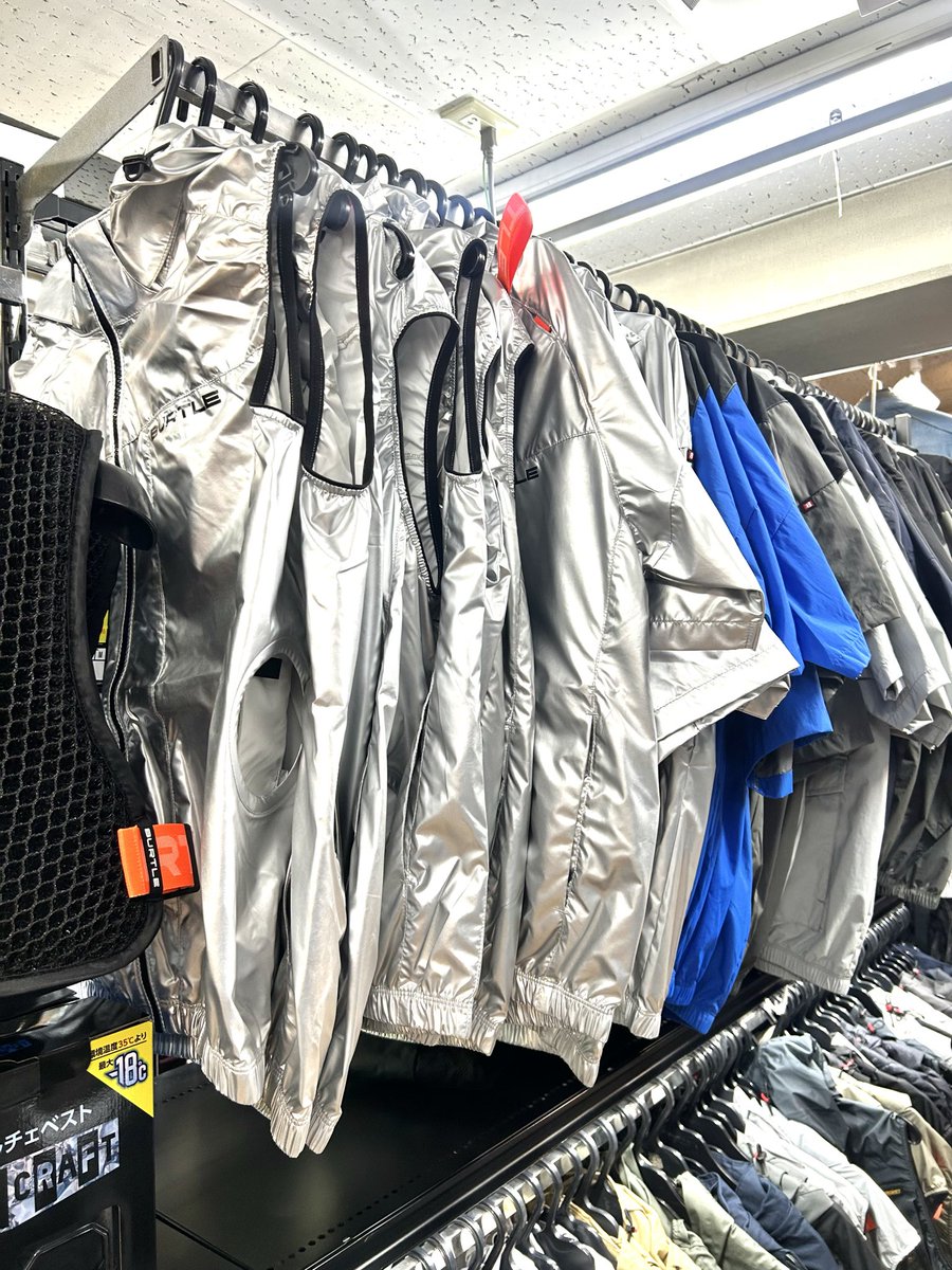 warabiueda's tweet photo. バートル
2026年限定カラー
メタリックシルバー入荷しました！
光の角度でキラキラ輝く存在感。
実物はさらにキラキラしてます✨

半袖ブルゾンとベスト

❄️アルミコーティングで最大-8℃

首元まで風が抜ける【ハイバックファン】
運転や腰道具との干渉を抑える【サイドファン】

数量限定です✨ https://t.co/EsO8Jeoyx2
