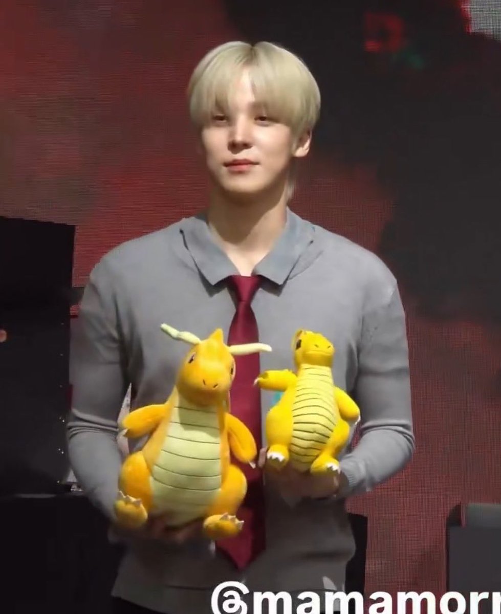 runtohorizon's tweet photo. hey so what if he’s getting bigger bc he’s performing a song that he needs to look real big for at the fan meeting #imafraid https://t.co/M9bvlppViI