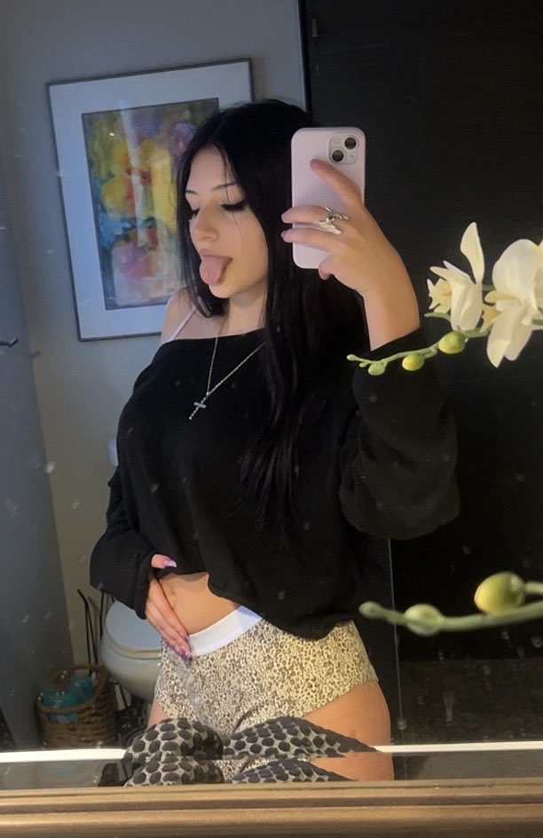 violetofflimits's tweet photo. tongue out, top slipping… oops didn’t mean to tease you like that 😌 https://t.co/BSO2Q9gz1z