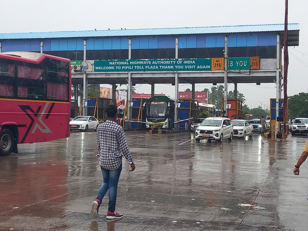 IndoAsianTimes's tweet photo. The Odisha Government announced toll-free at the Pipili Toll Plaza during the Puri Rath Yatra. However, the ground reality is different—toll is still being collected, and even government vehicles are being stopped.

#RathYatra #Puri #Odisha #PipiliToll #GoodGovernance https://t.co/Np6fMtxHkz