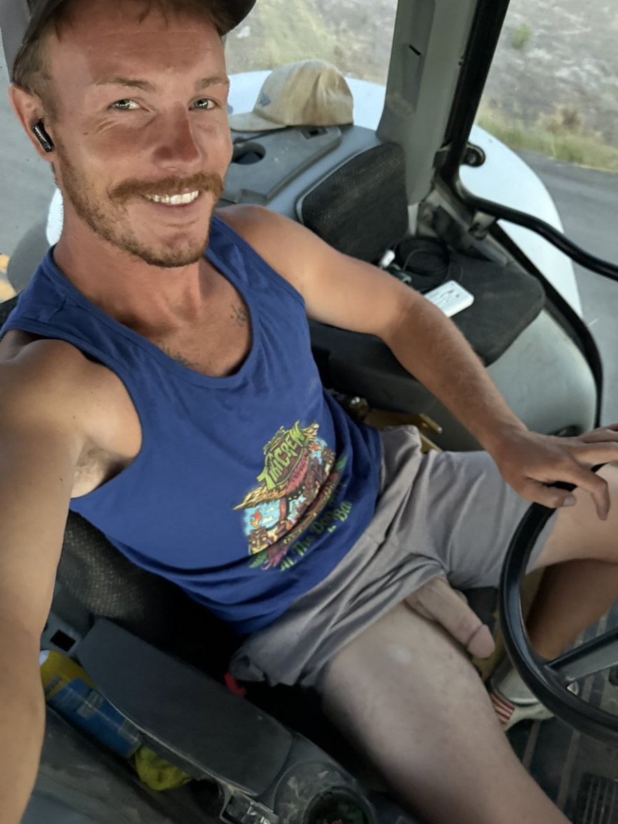 RJWhitexxx's tweet photo. RT if you would give me head in the tractor 🚜 🤠 https://t.co/Tynjk10dko