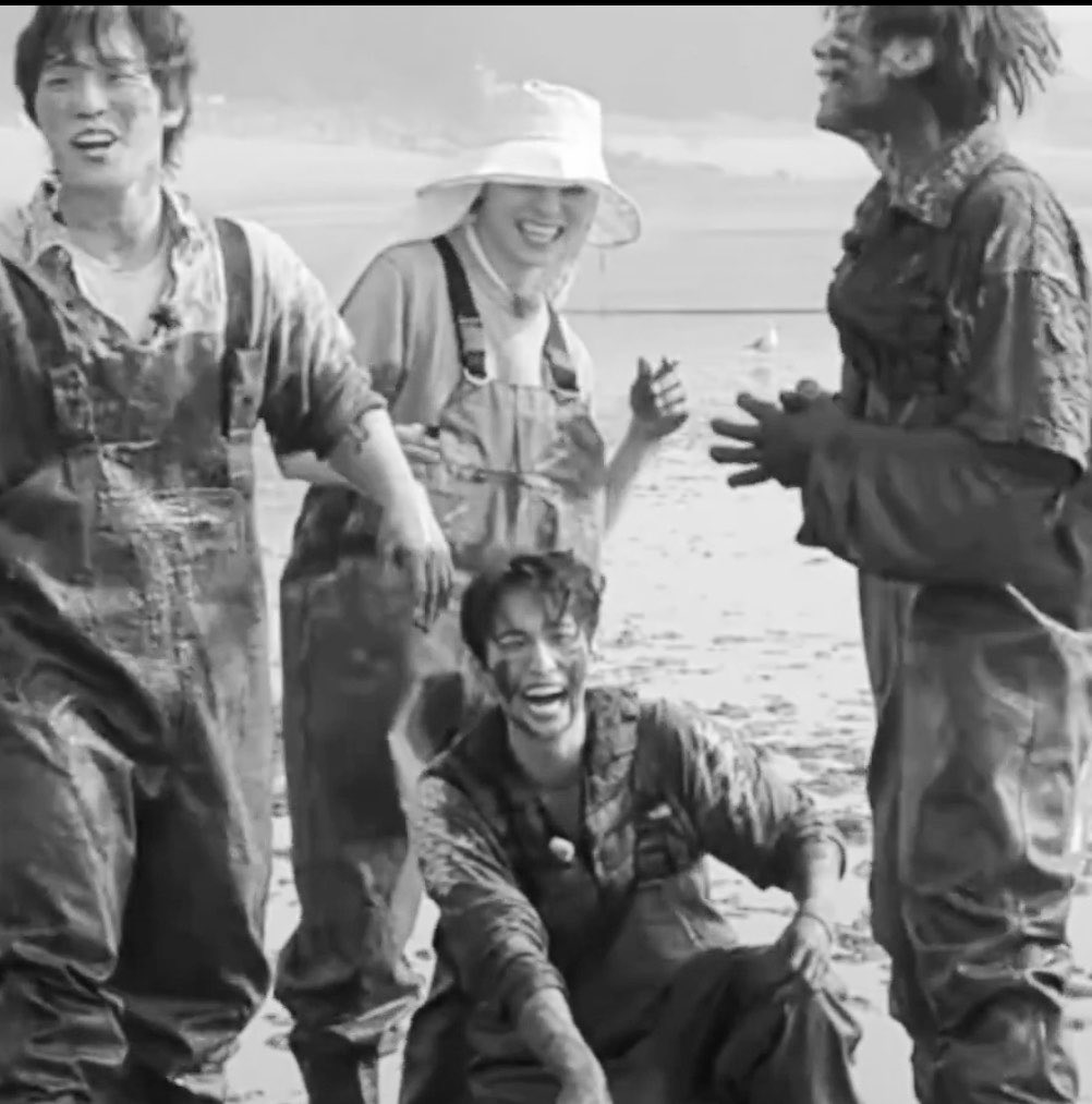 saythename_bb's tweet photo. 白黒にしたら高度経済成長を支えた人々みたいなった https://t.co/HT0GgqwNq9