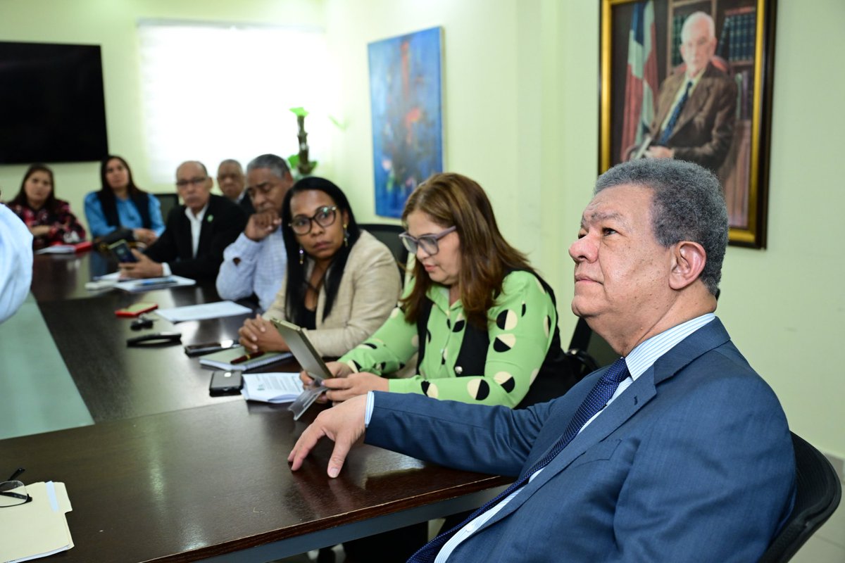 AlexandrapenaRD's tweet photo. Hoy, durante la reunión semanal de la Dirección Ejecutiva, nuestro titular de la Secretaría de Organización, @bautarojasfp, hizo entrega del Informe de gestión correspondiente al primer semestre de ejecución de nuestro Plan de Trabajo a nuestro líder y presidente, @leonelfernandez.

Este informe refleja el compromiso, la planificación y el seguimiento permanente que fortalecen nuestra estructura organizativa y nos permiten avanzar con disciplina hacia el cumplimiento de nuestros objetivos.

#FuerzaDelPueblo #OrganizaciónFP #PlanDeTrabajo #Gestión #Compromiso SeguimosAvanzando

@FPcomunica