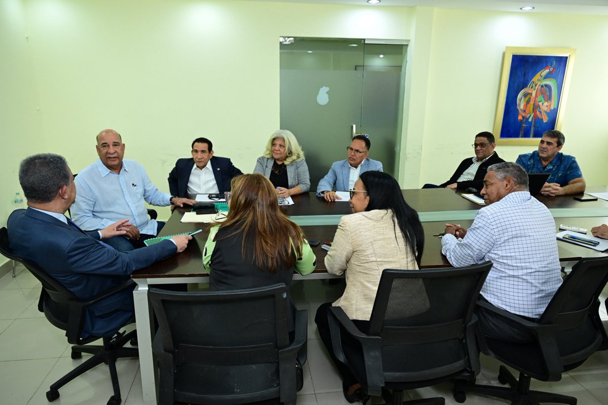 AlexandrapenaRD's tweet photo. Hoy, durante la reunión semanal de la Dirección Ejecutiva, nuestro titular de la Secretaría de Organización, @bautarojasfp, hizo entrega del Informe de gestión correspondiente al primer semestre de ejecución de nuestro Plan de Trabajo a nuestro líder y presidente, @leonelfernandez.

Este informe refleja el compromiso, la planificación y el seguimiento permanente que fortalecen nuestra estructura organizativa y nos permiten avanzar con disciplina hacia el cumplimiento de nuestros objetivos.

#FuerzaDelPueblo #OrganizaciónFP #PlanDeTrabajo #Gestión #Compromiso SeguimosAvanzando

@FPcomunica