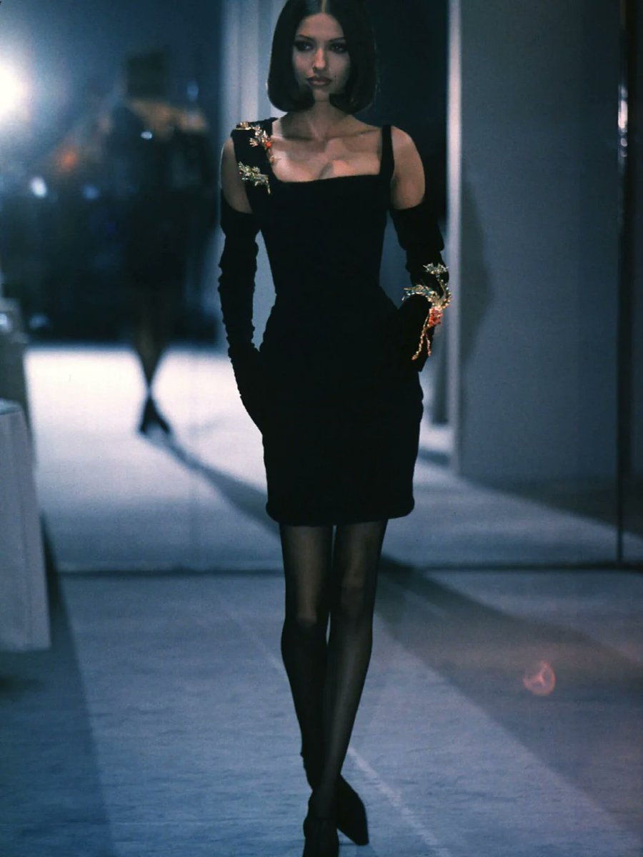 _ArchiveFashion's tweet photo. Daniela Rotelli walking for Thierry Mugler fall/winter 1996.
#90sFashion #VintageFashion #RetroStyle #90sRevival #GrungeFashion #90sGlam #OldSchoolFashion #Classic90s #90sStreetwear #VintageVibes
#GrungeChic #RetroGlam #VintageInspired #90sMinimalist #OldSchoolCool https://t.co/lEUmGs0C87