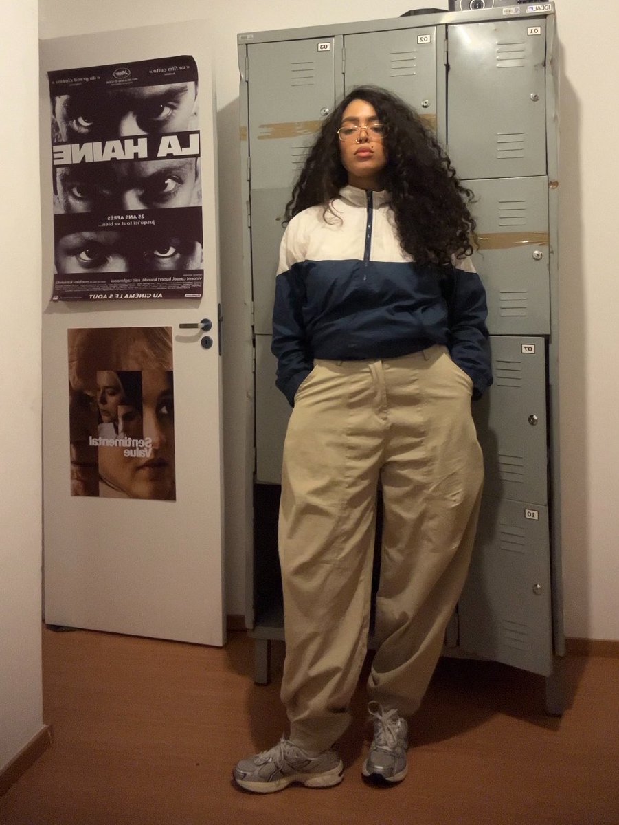 ehmestrona's tweet photo. até meu closet eh bonito porque meu guarda roupa eh um guarda volume que eu garimpei ✨ https://t.co/KUN1x4jApT