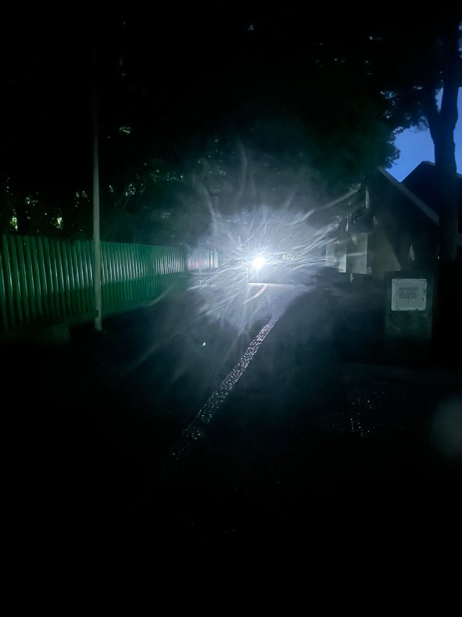 detld30's tweet photo. Es tanta la autoridad que hay en #Villahermosa #Tabasco que ni las luces encienden del parque #TomasGarrido. 
La gente tiene que alumbrar con los celulares porque no pueden encender las luces. 
@JavierMay @Gobdetabasco @CentroInforma https://t.co/ccRwc5ATxO