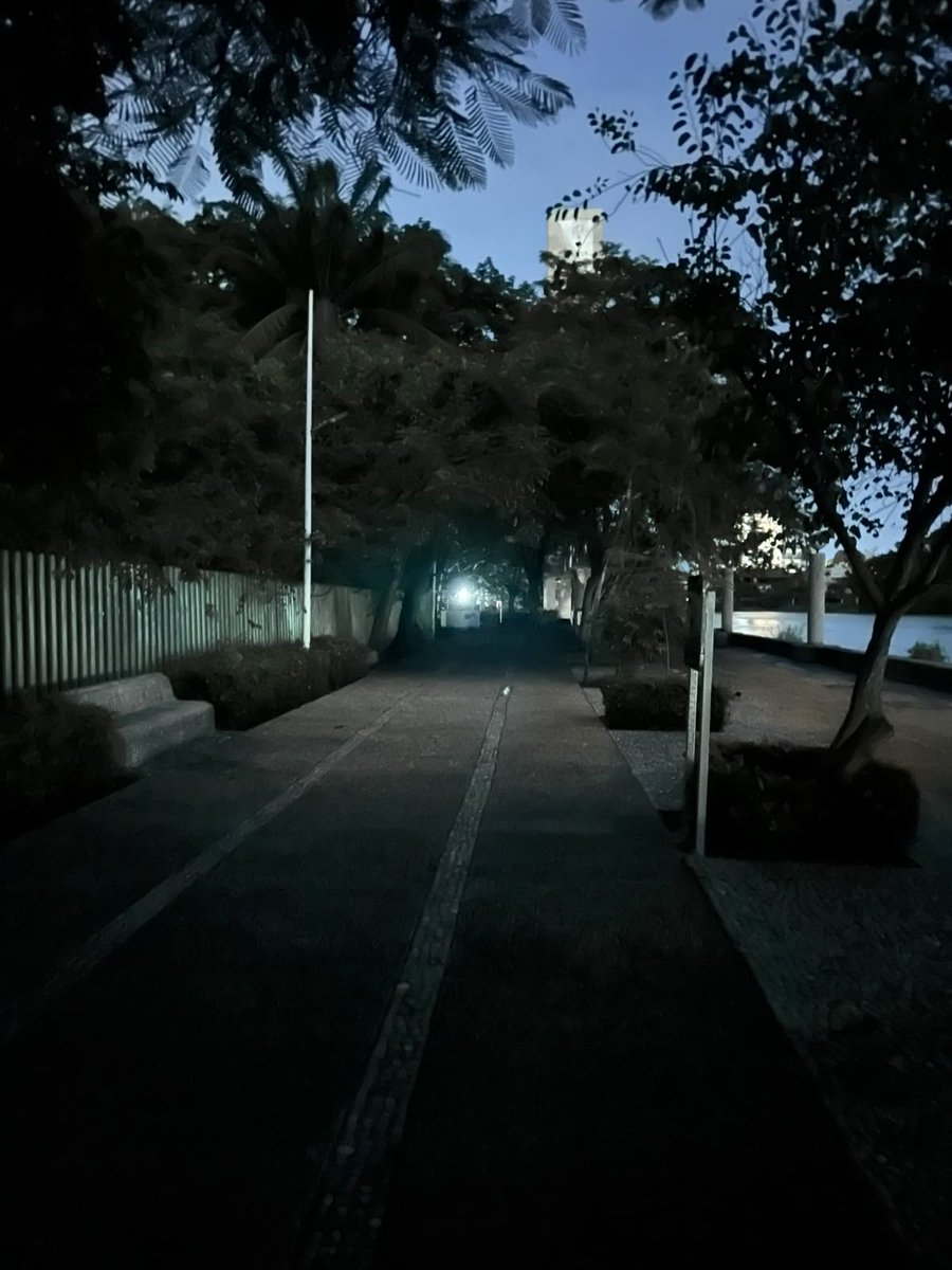 detld30's tweet photo. Es tanta la autoridad que hay en #Villahermosa #Tabasco que ni las luces encienden del parque #TomasGarrido. 
La gente tiene que alumbrar con los celulares porque no pueden encender las luces. 
@JavierMay @Gobdetabasco @CentroInforma https://t.co/ccRwc5ATxO