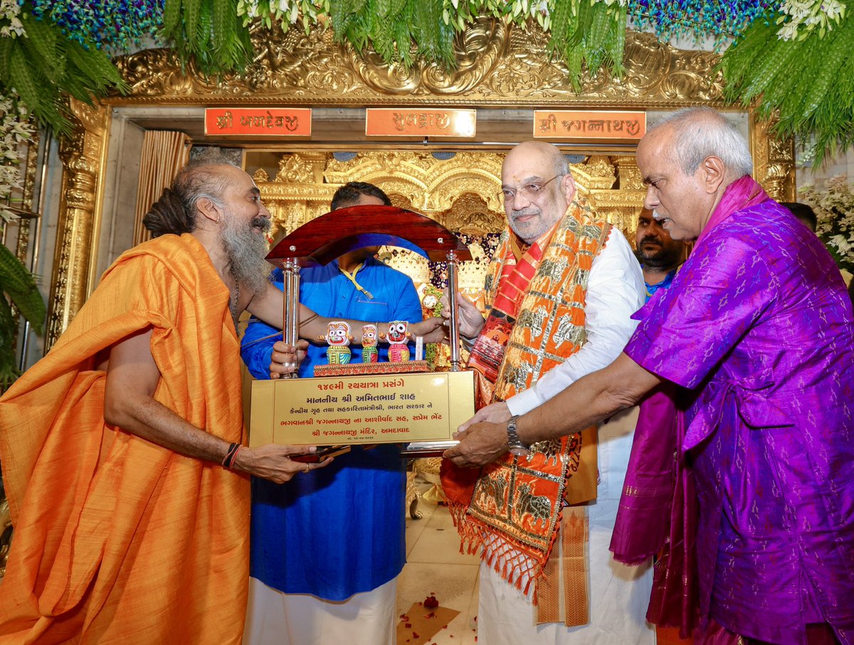 AmitShah's tweet photo. મહાપ્રભુની રથયાત્રાના પાવન અવસર પર અમદાવાદ સ્થિત શ્રી જગન્નાથ મંદિરની મંગળા આરતીમાં ઉપસ્થિત રહી મહાપ્રભુના આશીર્વાદ મેળવ્યા. ભક્તિ અને આસ્થાથી ઓતપ્રોત આ ક્ષણ હંમેશાં એક વિશેષ અનુભૂતિ કરાવે છે.

મહાપ્રભુ શ્રી જગન્નાથજીને પ્રાર્થના છે કે તેઓ સૌની પર પોતાની કૃપા વરસાવતા રહે.

જય જગન્નાથ!
