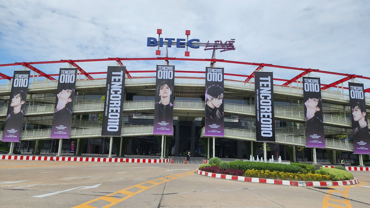 porlee22's tweet photo. ป้ายแบบตะคอก ตะโกน ว่าจัดคอน 10 ปีเตนจร้า ยิ่งใหญ่มาก 555555 กุให้ คือมาดูกันได้นร้า บัตรยังเหลืในระบบ 

cr. @/_yunobabe https://t.co/DuhHRpvqQz