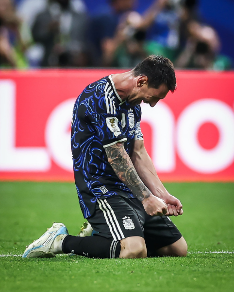 SobatBandar's tweet photo. Ingin gol? Panggil Lewandowski. Ingin beberapa assist? Mari kita panggil Kevin De Bruyne. Ingin menggiring bola? Panggil Neymar. Ingin kemampuan mengatur permainan? Mari kita panggil Xavi. 

Ingin semua itu? Hubungi Cristiano Ronaldo, dia akan memberimu nomor telepon Lionel Messi

Selamat pagi sobat netral🌞