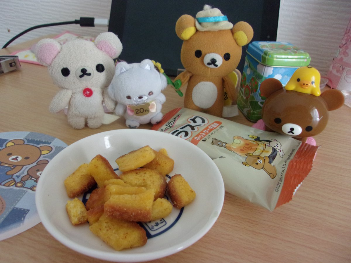 dollondodom's tweet photo. スイーツま🐻🐻145話🐻🐻セレクション🏪とあるローソンでやっと「🍞ラスク」見つかりました。暑い夏🍉🍞ラスクをバリボリしながら、動画見る。飲み物は🐻サンエックスファミリー🐧のコップGETで４本も買った🍹希釈型カルピスで。 https://t.co/HN6EXo8vxq