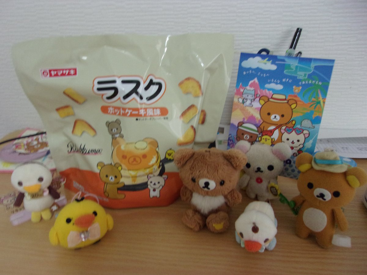 dollondodom's tweet photo. スイーツま🐻🐻145話🐻🐻セレクション🏪とあるローソンでやっと「🍞ラスク」見つかりました。暑い夏🍉🍞ラスクをバリボリしながら、動画見る。飲み物は🐻サンエックスファミリー🐧のコップGETで４本も買った🍹希釈型カルピスで。 https://t.co/HN6EXo8vxq