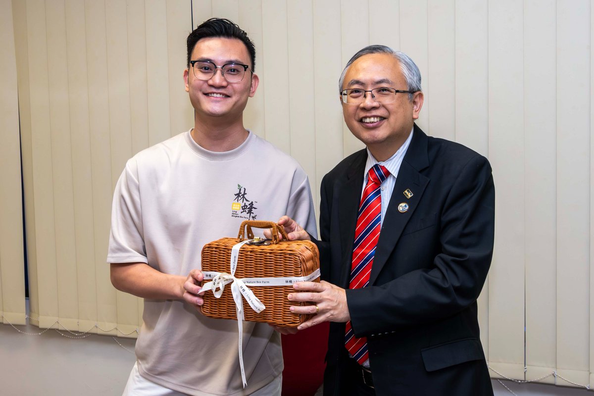 UTARnet's tweet photo. ๐๐ฏ Sweet newsโagain!
UTAR and Capital B Farm Sdn Bhd are taking things up a notch. From MoU to MoAโyep, we just signed a research agreement to explore natural honey studies.
#UTAR #CapitalBFarm #IndustryAcademiaCollaboration #MoA #Research #NaturalHoney https://t.co/F03DJ539lq