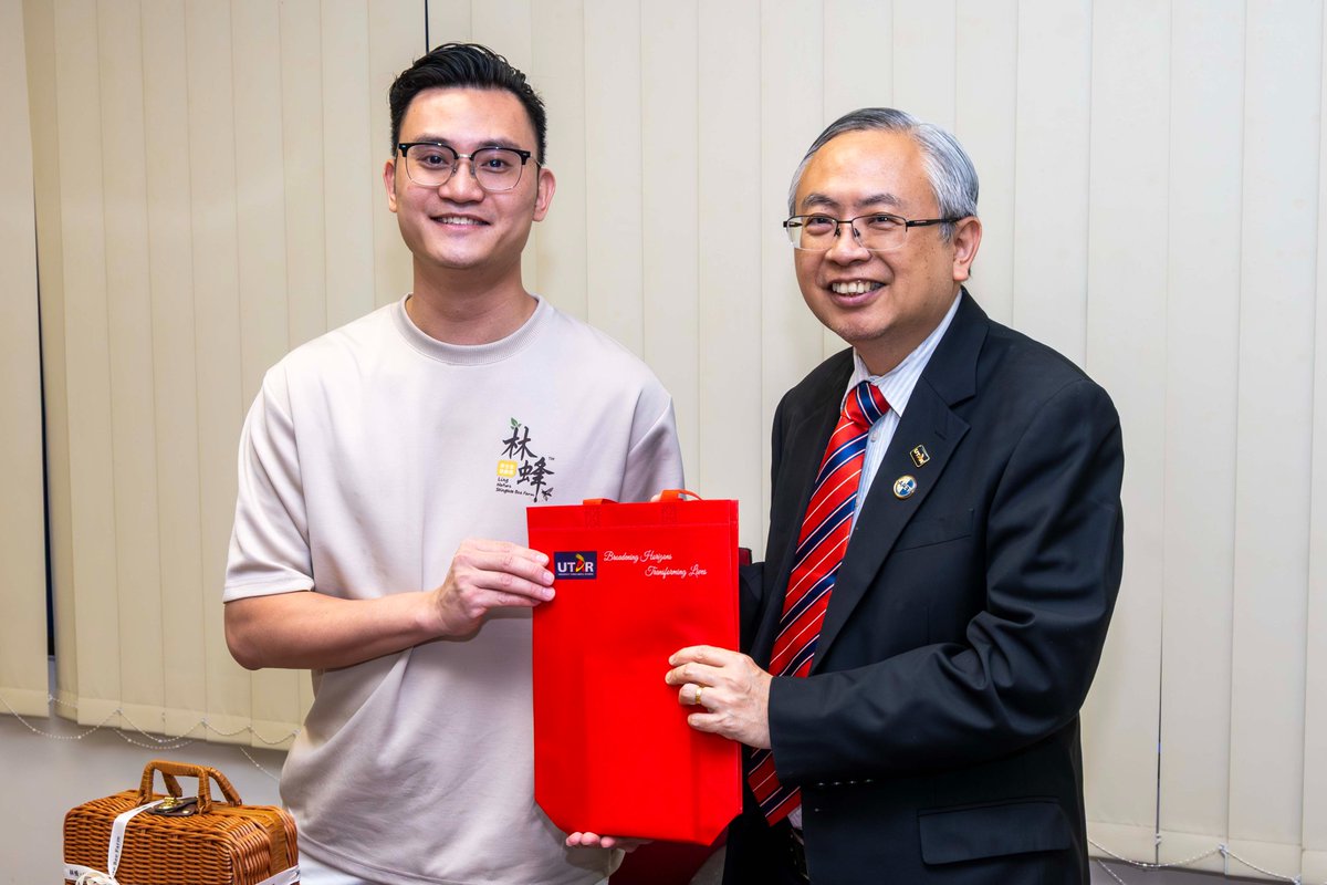 UTARnet's tweet photo. ๐๐ฏ Sweet newsโagain!
UTAR and Capital B Farm Sdn Bhd are taking things up a notch. From MoU to MoAโyep, we just signed a research agreement to explore natural honey studies.
#UTAR #CapitalBFarm #IndustryAcademiaCollaboration #MoA #Research #NaturalHoney https://t.co/F03DJ539lq