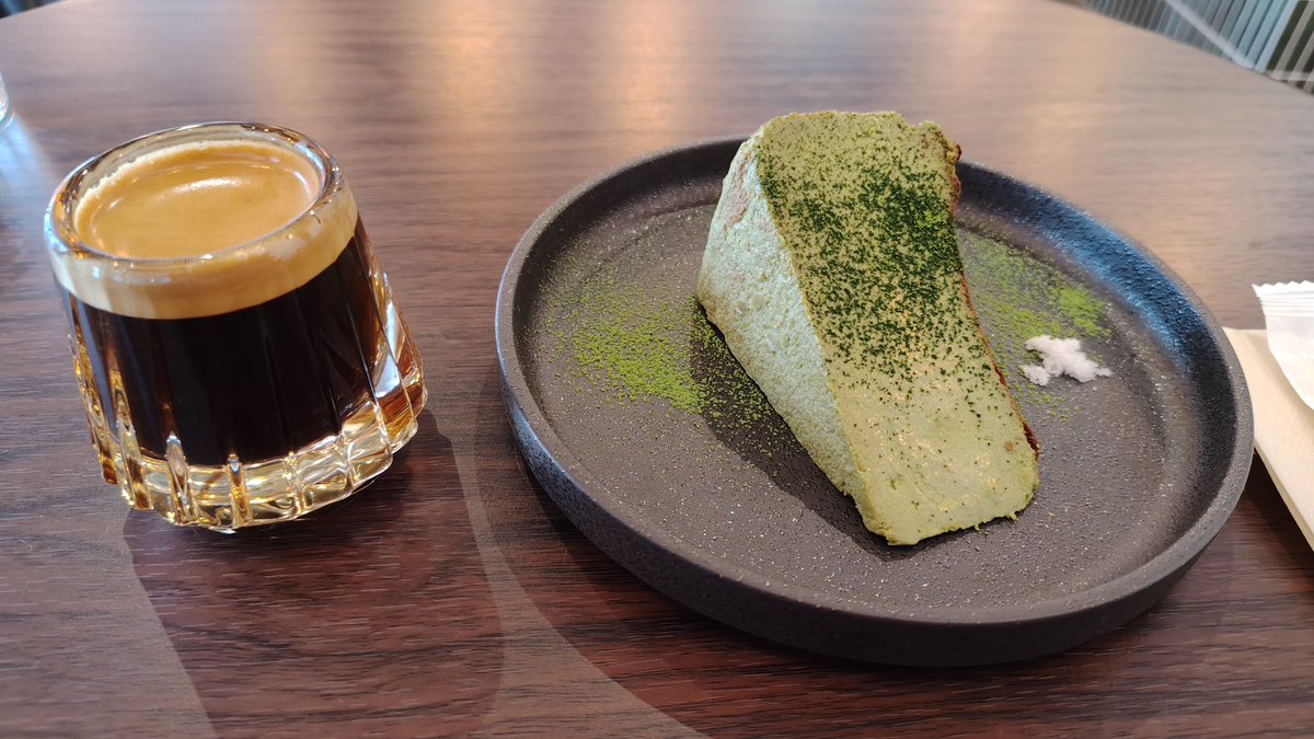 ysk57's tweet photo. 難波のパークピークコーヒーにて。エスプレッソと宇治抹茶チーズケーキを…。うーむ。おいしい！ぜんぜん万博メニューじゃないけど。笑
あ、お店のバッジもありました。
#エキスポフードパスポート #トルコ #パークピークコーヒー https://t.co/GZHr65igP8