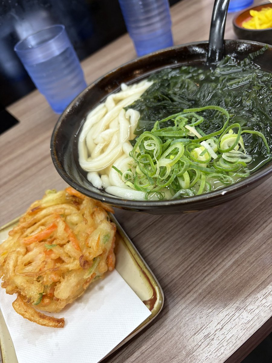 kktabo's tweet photo. 休日ランチは人力うどん春日店へ。揚げたてのかき揚げにわかめをトッピング。昆���と削り節が香る優しい出汁に、やわらかな博多うどんがよく合います。かき揚げを浸して旨味が加わるとさらに絶品！素うどん360円というコスパも魅力です。ごちそうさまでした😊 https://t.co/RxxRAPve5F
