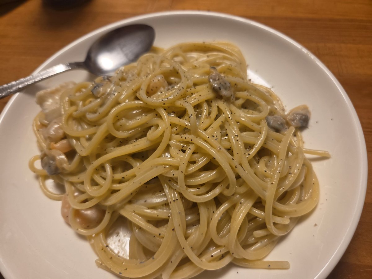 daifukufilm's tweet photo. ブルーチーズと海鮮のパスタ…

青チーズに使われるペニシリウム(青カビ)が、ペニシリンの由来ということを初めて知った。
黄色ブドウ球菌の培養実験してた時、つい窓辺に置きっぱなしに…戻った時青カビができてた。その際に皿の細菌が死滅してることを発見。これにより万能薬ができたらしい。
#雑学 https://t.co/qou2osZi9T