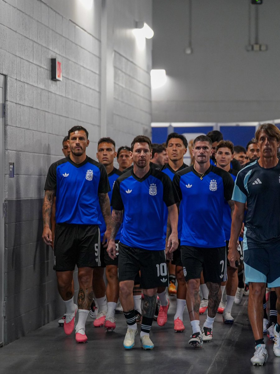 LisandrMartinez's tweet photo. ¡QUÉ GRUPO, CARAJO! 🇦🇷🤍🩵
¡OTRA VEZ EN UNA FINAL DEL MUNDO!
No bajamos los brazos nunca.
Gracias por empujar con nosotros. El domingo, una vez más, todos juntos. @Argentina https://t.co/m5qCyLdd62