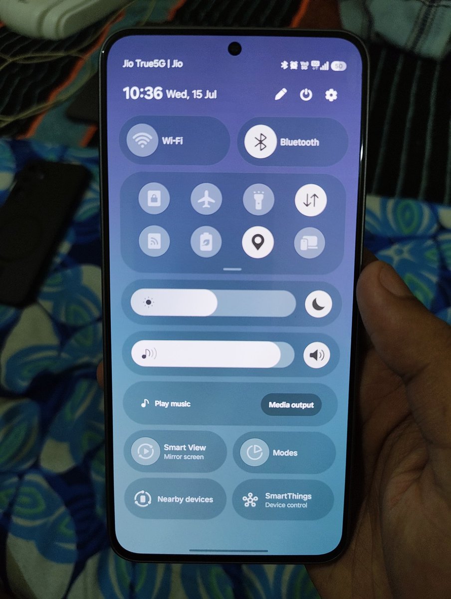 Vaibhav51552614's tweet photo. One UI 8.5 vs nothing os 4.1 control pannel.🙂

Nothing looks outdated tbh. https://t.co/dlemTyOszQ