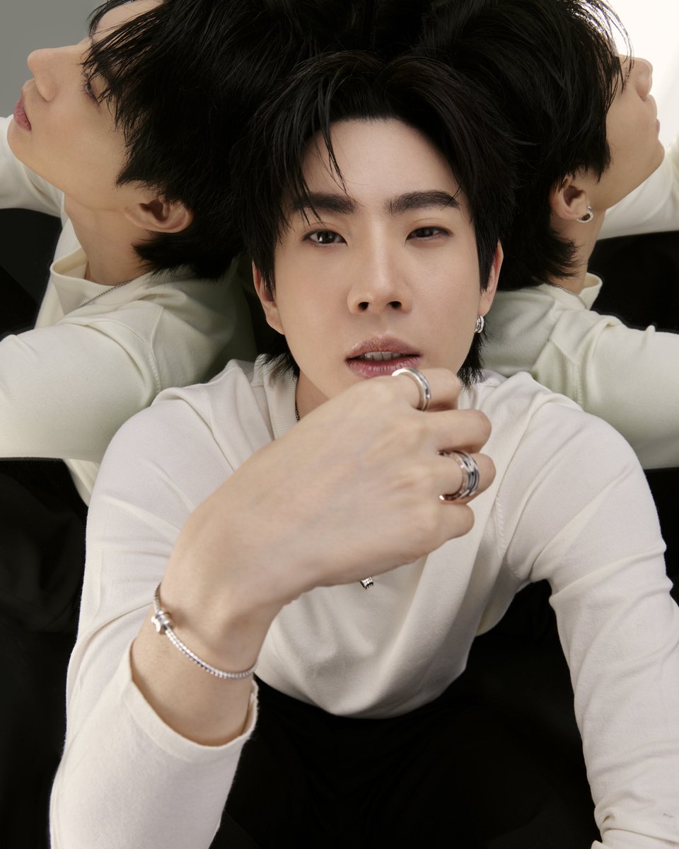 Siam_Paragon's tweet photo. Bvlgari นำเสนอแคมเปญใหม่จากคอลเลกชัน บี ซีโรวัน (B.zero1) พร้อมขยายขอบเขตแห่งสุนทรียศาสตร์และความร่วมสมัย ผ่านงานออกแบบอันประณีตละเอียดอ่อนในสไตล์ที่สามารถสวมใส่ได้ในทุกวัน โดยได้รับเกียรติจาก ออฟ-จุมพล (@off_tumcial) ร่วมถ่ายทอดเรื่องราว สะท้อนเอกลักษณ์อันโดดเด่นของผลงานคอลเลกชันไอคอนิกของเมซงในครั้งนี้

ออฟ-จุมพล ถ่ายทอดสไตล์ร่วมสมัยผ่านสร้อยคอบี ซีโรวันในวัสดุไวท์โกลด์ จับคู่กับต่างหูบี ซีโรวันวัสดุไวท์โกลด์ ประดับเพชรแบบกึ่งพาเว่ เพิ่มความโดดเด่นด้วยกำไลข้อมือบี ซีโรวันดีไซน์แบบทูโบกาส และแหวนบี ซีโรวัน ทั้งหมดวัสดุไวท์โกลด์สไตล์คลาสสิก ถ่ายทอดเอกลักษณ์ของคอลเลคชั่น บี ซีโรวัน ผ่านลุคที่เรียบหรูและเป็นเอกลักษณ์ได้อย่างลงตัว

ค้นพบงานออกแบบอันเป็นเอกลักษณ์จาก BVLGARI ได้ที่ชั้น M และ ชั้น 1 สยามพารากอน

#Bvlgari #OffJumpol #Tumcial #SiamParagon