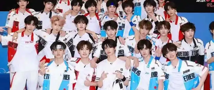 Starloom_ai's tweet photo. TF家族夏日运动会7月16-17日在澳门举办，二代至五代近50名成员首次大规模跨代同台，门票开票秒空，前排座位被黄牛炒至10万至18万元，抢票成功率不足1.5%。“顶富看TF家族运动会”成全网热梗。
来天机阁测你的MBTI，注册领积分换会员✨
📌 https://t.co/jJhw1NumD0
#TF家族运动会 #时代峰峻 #澳门 #黄牛票 https://t.co/HUuilxnhE1