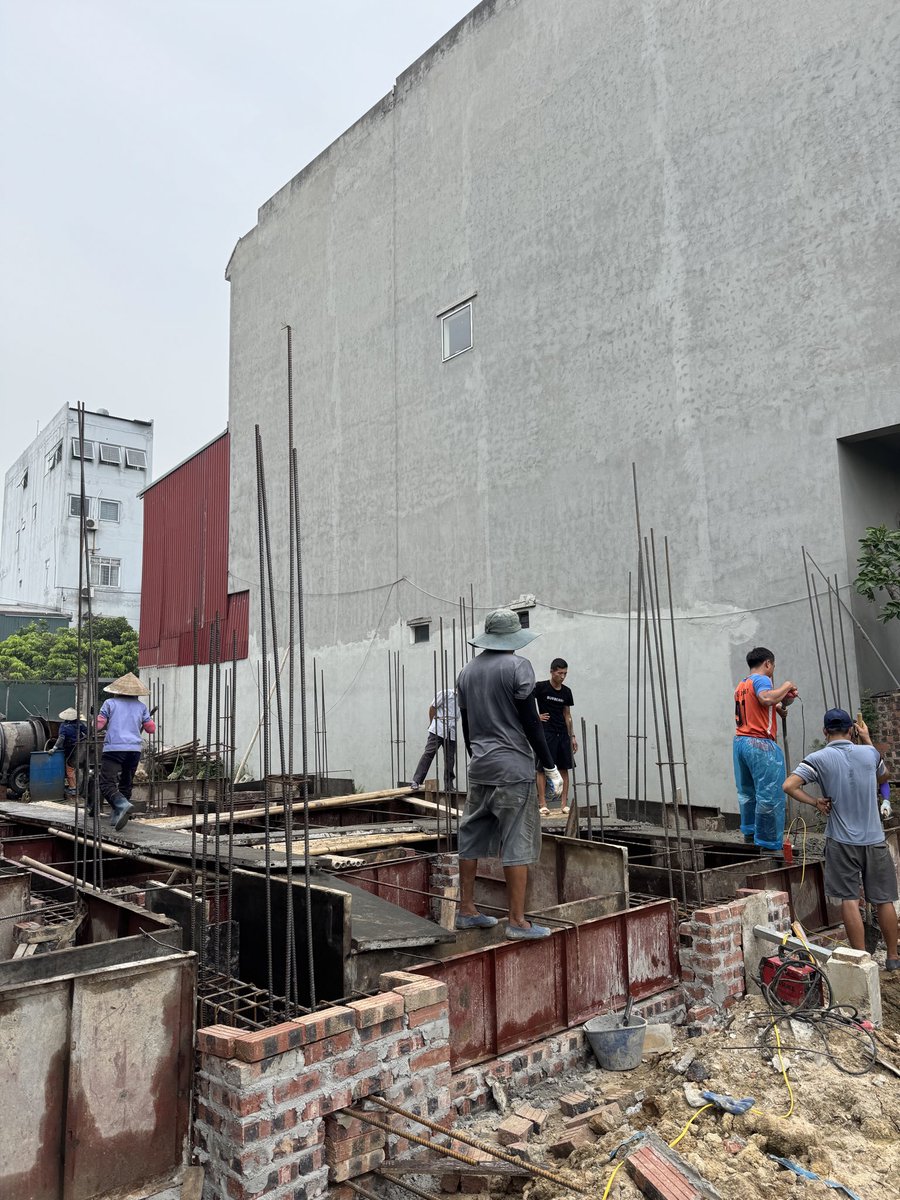 vtkong_kts's tweet photo. 🚧 Đổ bê tông móng cọc nhà thờ họ tại Tiên Du, Bắc Ninh – Bền vững từ nền móng

Mỗi công trình nhà thờ họ trường t��n hàng trăm năm đều bắt đầu từ một nền móng vững chắc. Hôm nay, đội ngũ Vtkong tiến hành đổ bê tông móng cọc cho công trình nhà thờ họ https://t.co/vkgrwMj0ln