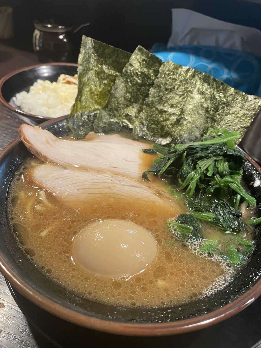 zuki1568's tweet photo. 【皇綱家三鷹大沢店】

今夜はこちらで晩御飯
ラーメン、味玉、半ライス

普通のラーメンにチャーシュー2枚は有難い

美味しく完食させて頂きました。ご馳走様😋

#家系ラーメン https://t.co/FQfhV1Jid1