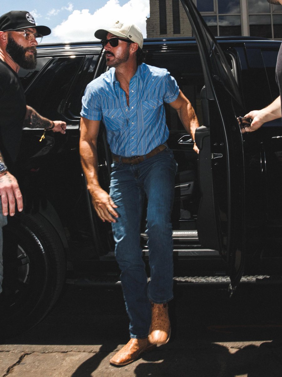 ManRileyDuck's tweet photo. Havin a blast hosting @cma fest this year. #weouthere #countrymusic #cmafest #nashville https://t.co/RB0GxI9qVF
