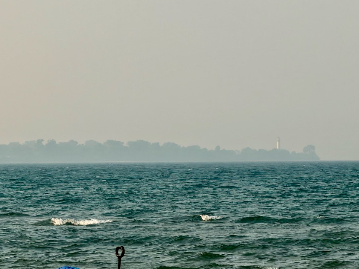 odmegan's tweet photo. @SamKuffelWx Racine Lighthouse on Lake Michigan tonight. https://t.co/XLOAQUqVOS