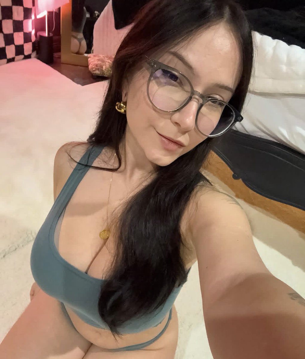 Kategoth666581's tweet photo. How do I look from the front and the back view would you allow me to sit on your face like and retweet ❤️‍🩹🥰💕 https://t.co/gd2ZtFy18O