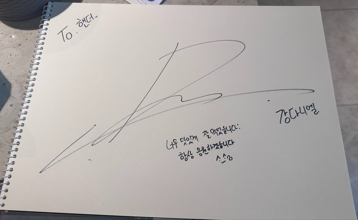 k_greengrape_d's tweet photo. 니앨메뉴궁금해서갓다옴...... https://t.co/4DIPk3zcfJ