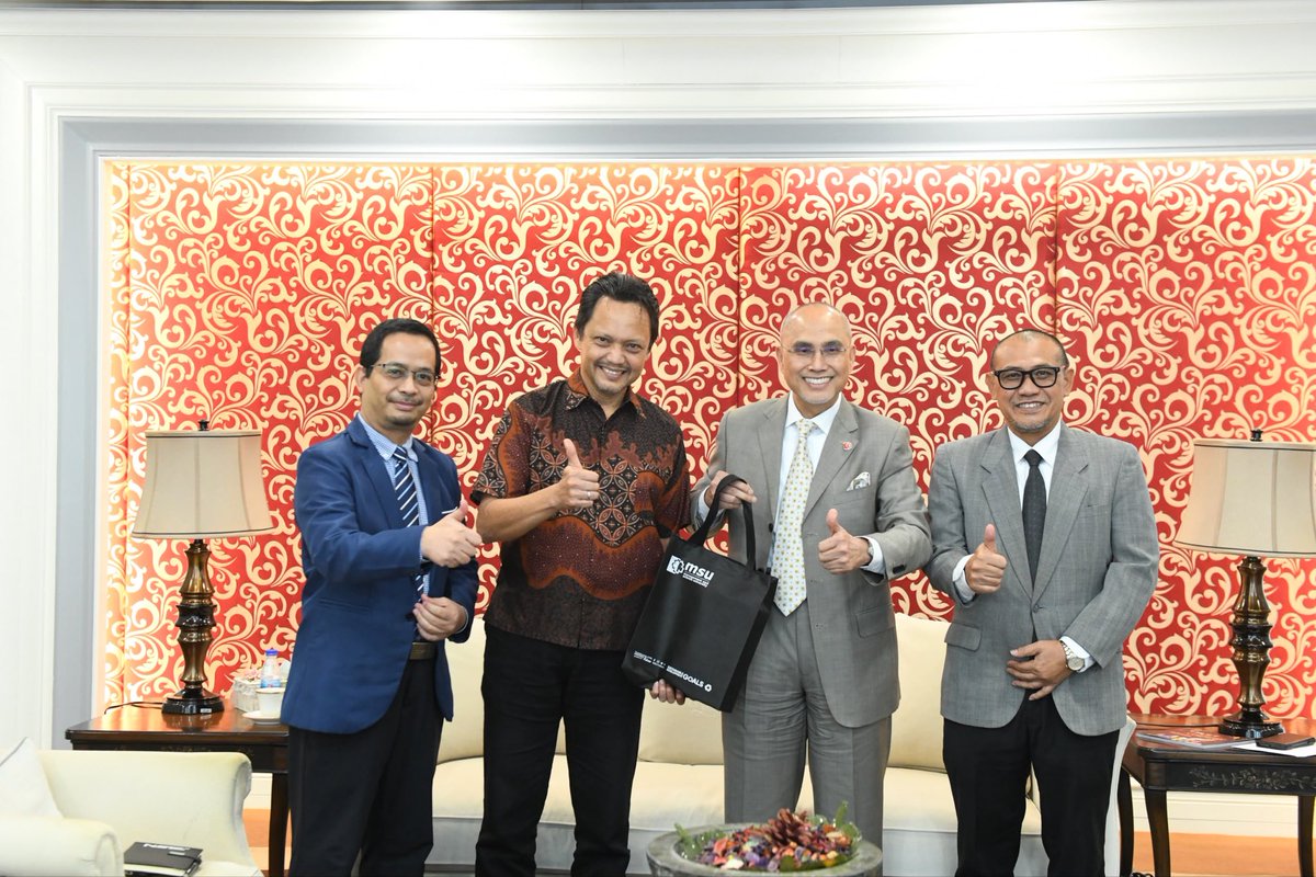 MohdShukriYajid's tweet photo. Welcomed Mr. Zulhazri Razali, Head of Market Expansion Services, Pharmaniaga Berhad, for a courtesy visit to MSU. The meeting strengthened strategic ties and explored opportunities in healthcare, education, research, and industry collaboration for future-ready talent. @MSUmalaysia