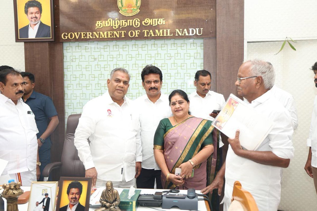 coolfire_ak's tweet photo. தமிழக வெற்றிக் கழகத்தின் சரித்திரச் சாதனையாளர்கள் கழகப் பொதுச் செயலாளர் தமிழ் நாடு அரசு ஊரக வளர்ச்சி மற்றும் நீர்வளத் துறை அமைச்சர் திரு N. ஆனந்த் அவர்களை, திருப்பூர் மாநகர் மாவட்டக் கழகச் செயலாளர் திருப்பூர் சட்டமன்ற உறுப்பினர் திரு M. பாலமுருகன் M.L.A., அவர்களுடன் சந்தித்த போது https://t.co/FSJh1UScS7