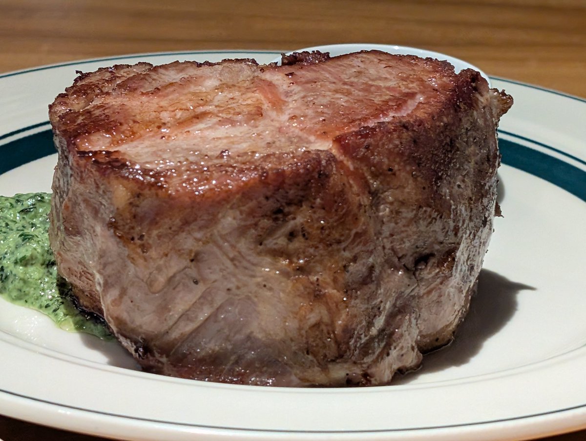 kawasaki_lunch_'s tweet photo. 川崎駅東口から徒歩5分
マロリー ポーク ステーキ 川崎 ラ チッタデッラ店は、お腹いっぱいになるほどの超ボリュームなポークステーキが楽しめるお店です！

450グラムの肉塊が楽しめる富士山セットはライスとサラダ、ドリンク付きで2500円

しっとり柔らかなお肉は断面も美しく、大満足なお味でした！ https://t.co/B0pXfOEUhH