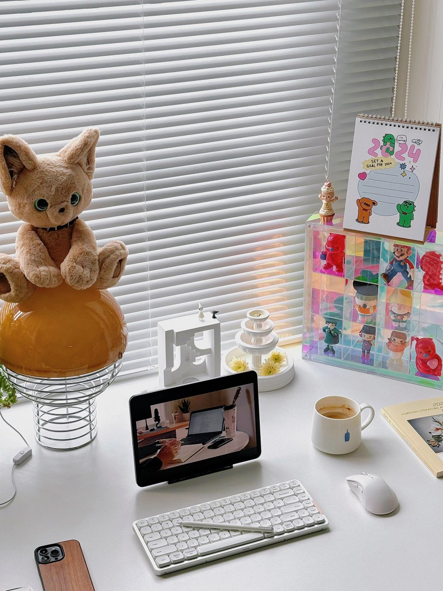leviathan1819's tweet photo. Tired of messy desks Swap clutter for purpose—this compact setup has a notebook, a wireless charger, and a tiny potted succulent to keep work focused and cozy ， https://t.co/FJdL8WOYVT