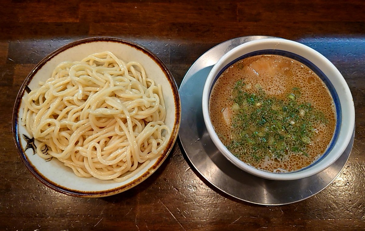 TAISHI_RAMEN8's tweet photo. 『豚骨ラーメン 開王』さん
「豚骨もりそば¥1100」
3度目の訪問🛵
気になっていたもりそばを注文。
この丼を見ると何故か安心感があります。
もりそばは麺が常温に近いのに驚きました。
つけ汁は超豚さんの出汁の美味しさ。
ニオイは強いけどクセ無く仕上がっています。
ラーメン、皿豚骨、もりそばと頂いてきてどれも豚さんのパワー溢れる所が共通点ですね。
ご馳走様でした🙏

#超超美味